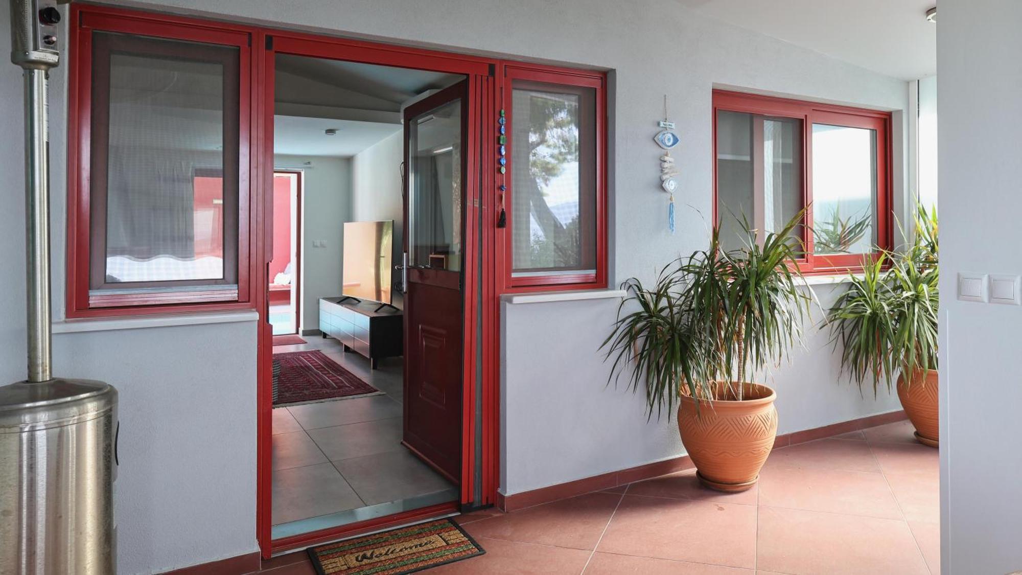 Вилла The Bordeaux Door Aegina Экстерьер фото